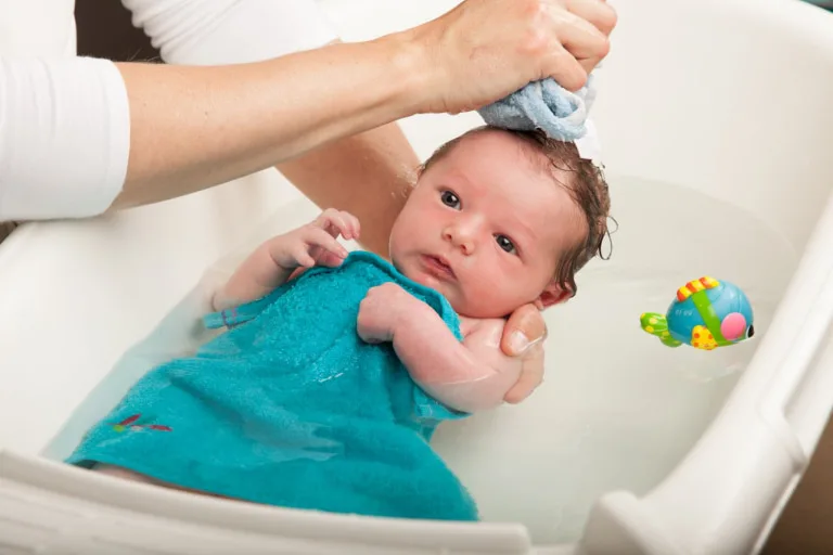 safe baby bath one hand